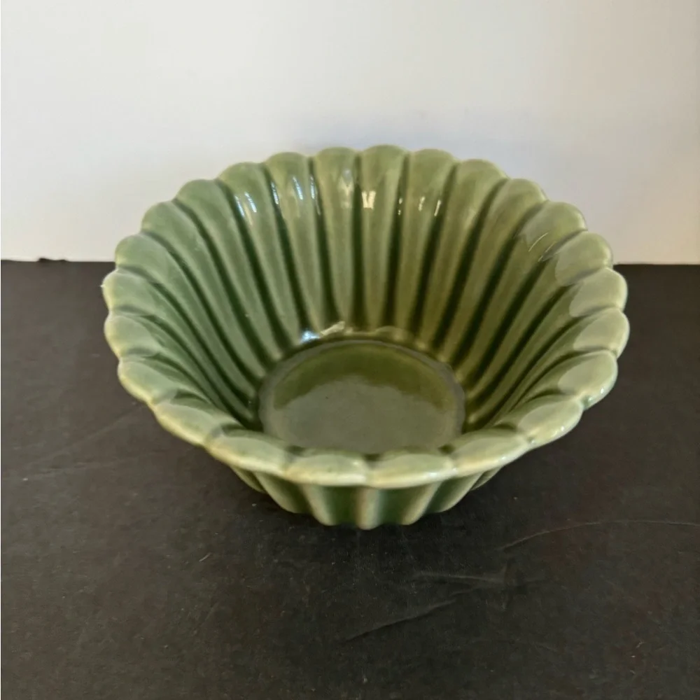 STYLE-EYES by Baum Bros Green Flower Shaped Bowl
